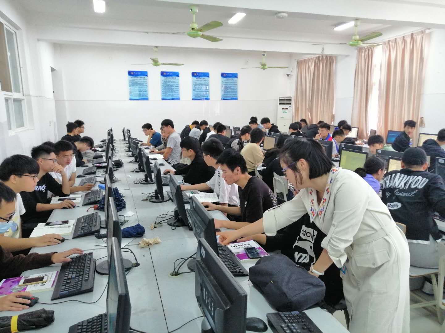 F:\教促办\2020-2021第一学期\听课照片\机械与电气信息学院 盖苗苗.jpg