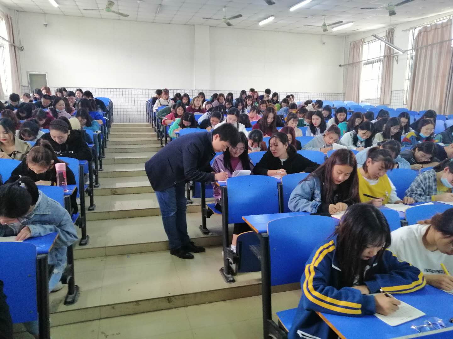 F:\教促办\2020-2021第一学期\听课照片\人文学院 邵雪原.jpg