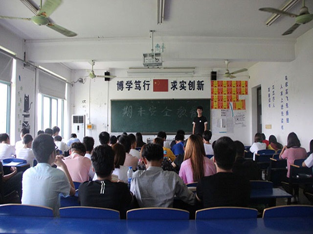 5c7bf5099c96cd5c1724f09684e6925a.jpg 期末安全教育.jpg