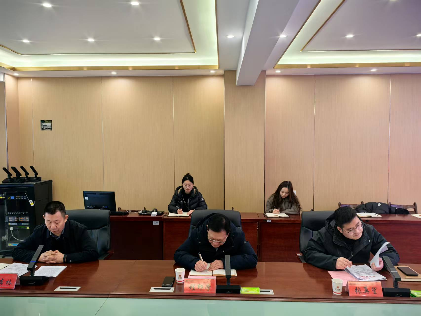 第一版主网高等学历继续教育召开迎评工作会议（挂牌会议）2.jpg