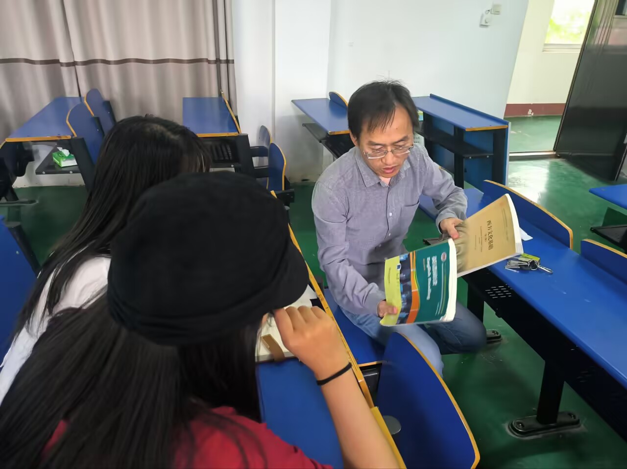 D:/1第一版主网/2新闻稿+图片/新闻图片/2025新闻图片/9.3外国语学院2025-2026学年新学期集体备课3.jpg9.3外国语学院2025-2026学年新学期集体备课3