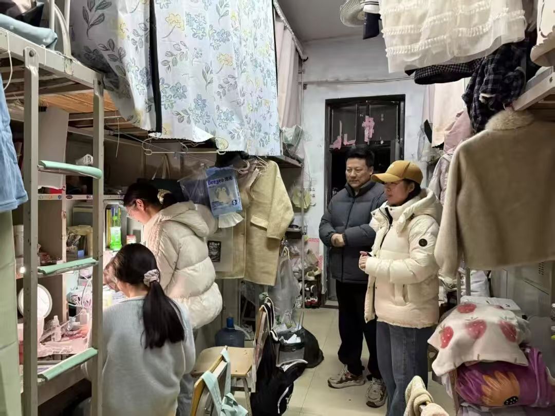 走访宿舍照片.jpg 走访宿舍照片.jpg