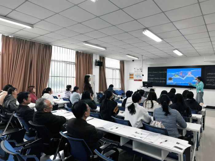 2026.4.10第一版主网党委书记王勇军深入教学一线随堂听课1.jpg