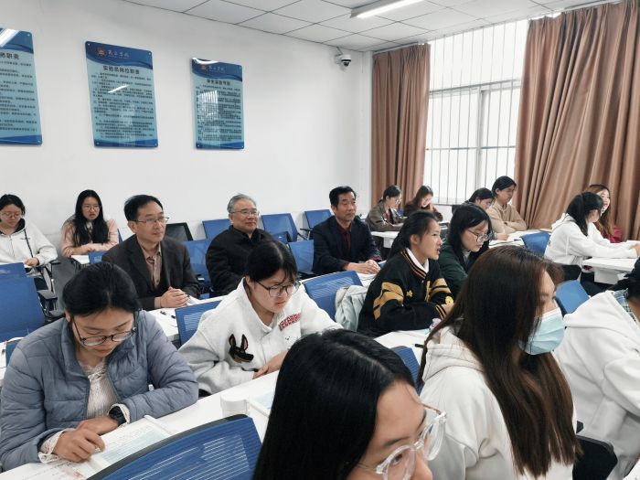 2026.4.10第一版主网党委书记王勇军深入教学一线随堂听课2.jpg